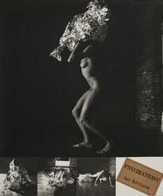 NO HEROES   5       6 – 10 - 81J'avais par rapport à la première impression que je me faisais de ce travail, une vision d'absence. Je parle de mon absence. Comme ce n'était pas possible puisqu'il fallait être présent, je suis allé d'abord vers la multitude de reflets, pour perdre le seul reflet: l'être déjà était ailleurs. Le héros, c'est celui qui est à l'extérieur. C'est celui qui est à l'extérieur qui voit le héros, ou qui le nomme comme tel . Donc le photographe devient le héros. Morcellement : une partie du corps pouvait à un moment donné être le héros j'ai montré le pied comme symbole phallique ; mais je n'ai pas été assez vrai pour montrer le phallus. La main par contre, c'était à la fois l'offrande et l'attente. Enfin je me suis entièrement emballé, pour d'abord disparaitre des regards extérieurs, ainsi que de mon propre regard, et pour ensuite apparaitre vraiment, puisque c'était emballé, que j'étais le plus reconnaissable ( dans ma forme et dans mon attitude) par rapport à ma fonction sociale . Il n'y a pas de héros ? .. J'aurais aimé qu'après, cette image soit détruite réduite en petits morceaux, pour enlever la peau, et ne garder que l'essence. Laisser apparaitre l'intérieur de sa peau et laisser sa peau de serpent. L'être existe à l'intérieur de sa peau, mais il a mille reflets