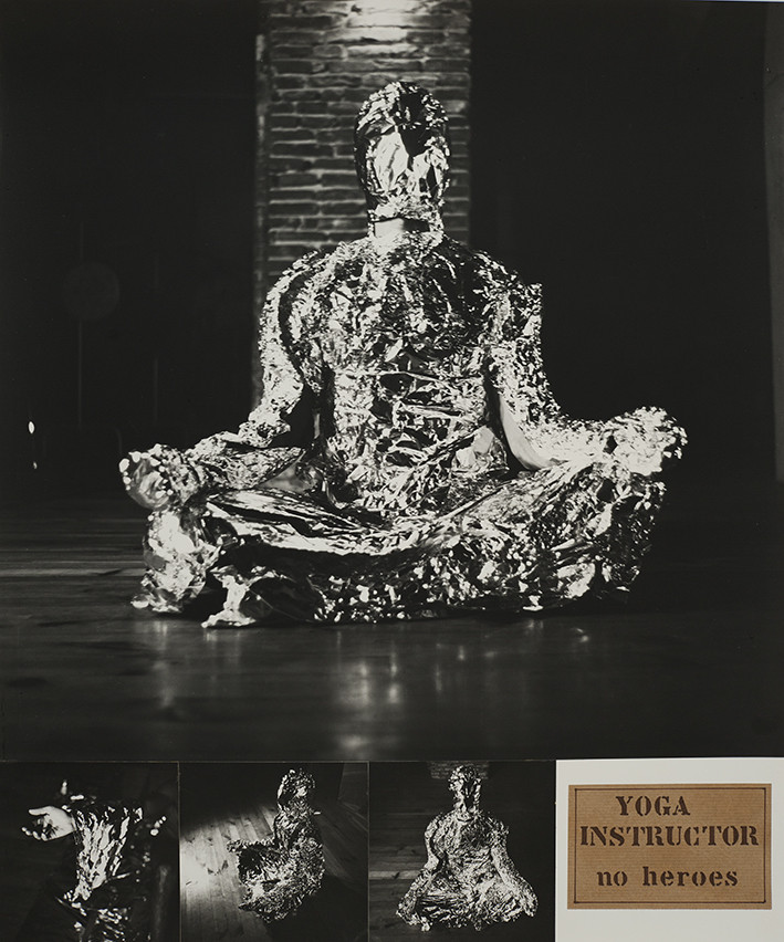 NO HEROES   10       9 – 11 - 81Je croyais que ce serait beaucoup plus dur, quand on en parlait, plus dur d'être autrement, d'être en dehors de toute réalité. Je ne me rendais pas compte qu'on était toujours en présence de l'image d'un héros, toujours en rapport avec des images, même si ce n'était pas très conscient. Au départ je ne voyais pas du tout où tu voulais en venir. C'était très flou. Et maintenant je pense que c'est clair. Jusqu'à tout à l'heure, je ne savais vraiment pas ce qu'on allait faire. C'est quand je me suis trouvé devant les ciseaux et l'alu, que j'ai eu l'intuition de départ. Tu prenais des photos de plus en plus rapidement et ainsi je pensais que je pouvais agir de plus en plus vite ; plus j'avançais dans la recherche, plus je trouvais des idées Habituellement je ne me montre pas facilement nu. Mais ça ne m'a pas posé de problème, dans la mesure où la nature de cette création me mettait en dehors de tout regard ; ce qui veut dire que je ne l'aurais pas fait en public J'ai du mal à faire quelque chose de nouveau, parce que je suis très perfectionniste, et j'ai le stress de ne pas tout bien faire Quand tu m'a proposé de faire ce travail, ça aurait été plus facile de dire non ; mais je me suis dit que c'était une obligation de dire oui, même si je savais que ce n'en était pas une. Maintenant je suis content du résultat. N’empêche qu’une autre fois ça sera pareil.J'en suis conscient, mais ça ne change rien.