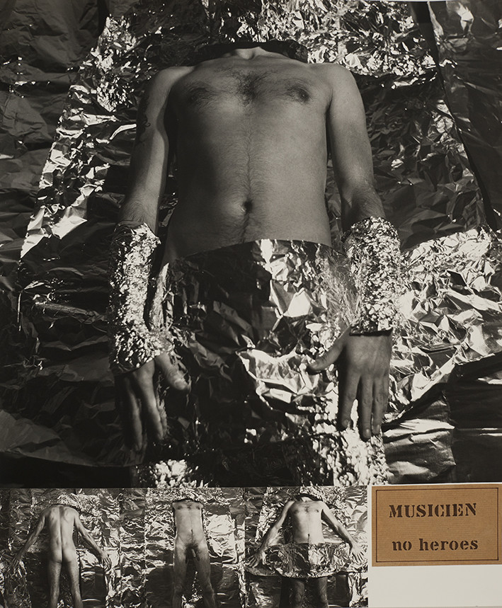 NO HEROES   4      4 – 8 - 81Je n'ai été prise en photo dans cette maison qu'avec les gens qui y vivaient. Et ça n'est pas arrivé très souvent. Je ressens là ce que je suis au fond de moi-même: la photo le rend plus conscient. J'ai caché le visage parce que c'était la règle du jeu. Mais ça ne m'aurait pas gênée d'être reconnaissable Je suis souvent nue et ça ne me dérange pas, même si c'est le plus souvent quand je suis seule.J'ai joué avec l'aluminium, et je trouvais amusant de penser à ce que j'allais montrer, et à ce que j'allais cacher.