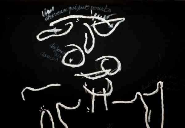 toile tissu noir - dessins de Mado numérisés et agrandis par vidéo projectionDessin à la peinture acrylique blanche, directement au tube, pour créer unrelief, perceptible par les non voyants.200 x 100     2009-2010DÉTAIL DE MON VISAGE