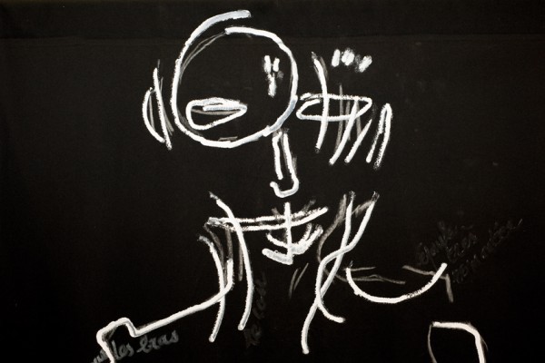 toile tissu noir - dessins de Mado numérisés et agrandis par vidéo projectionDessin à la peinture acrylique blanche, directement au tube, pour créer unrelief, perceptible par les non voyants.200 x 100     2009-2010DÉTAIL VISAGE - DE