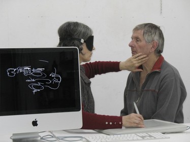 mon portrait par Hélènepalette graphique ; le dessin est visualisé en direct sur l'écran. Il est enregistré en séquence vidéo, et plusieurs portraits sont montés en un seul film. Après chaque portrait, le dessinateur livre ses impressions qui sont elles aussi enregistrées et jointes à la bande son du film.