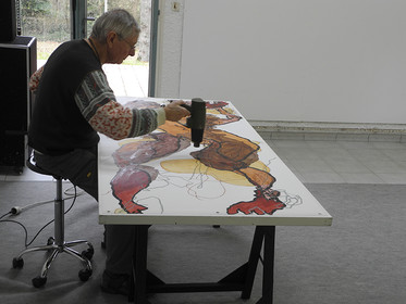 le séchage à l'aide d'un décapeur thermique, active le processuset donne des effets de matières particuliers